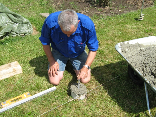 Overfladen af betonen glittes plan efter et par timers hærdning.